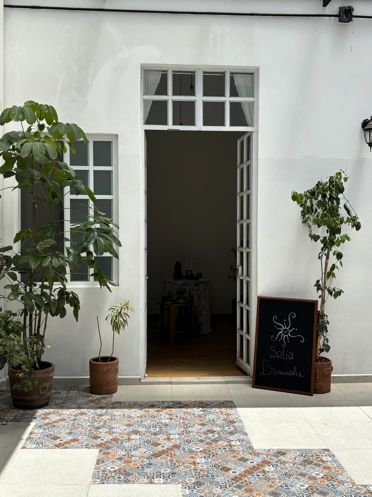 La entrada del estudio, con el pizarrón de bienvenida.