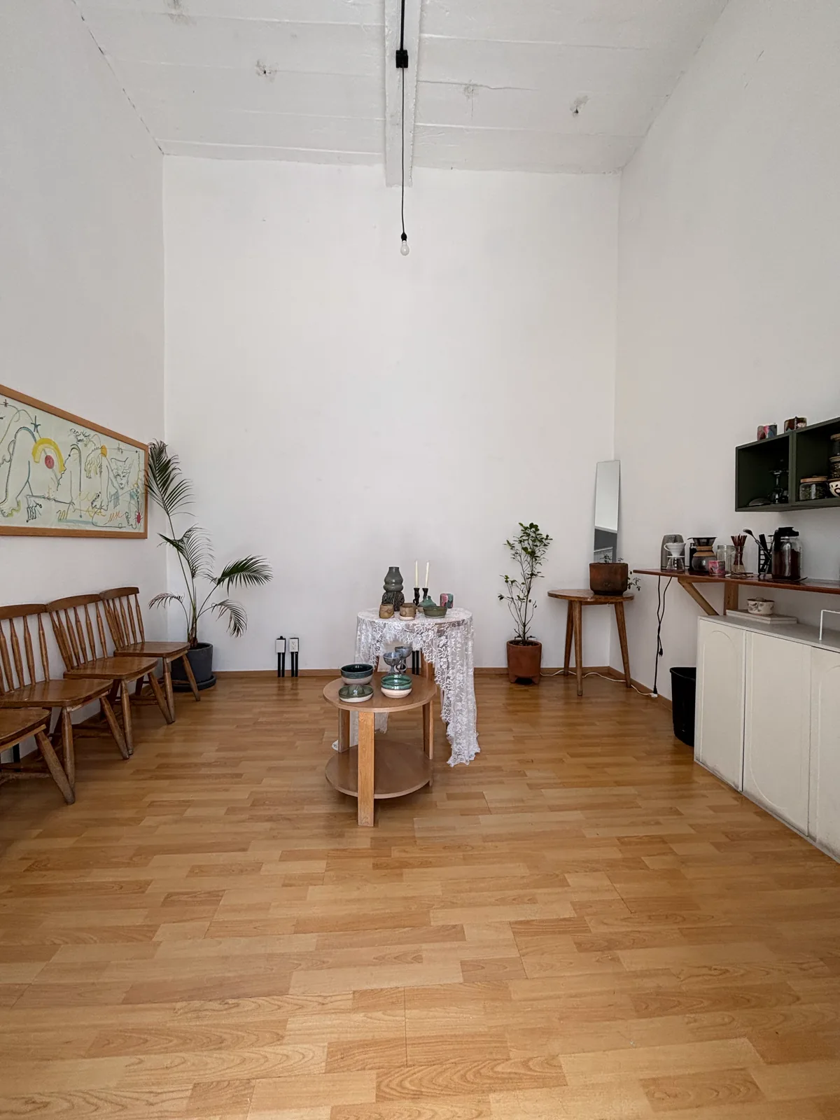 El recibidor del estudio, montado para un evento.
